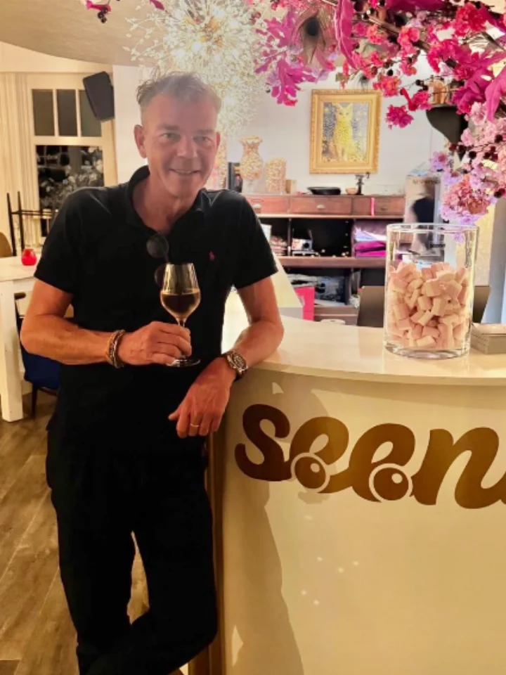 Frank Garritsen aan de bar van Seenn, met een glas in de hand