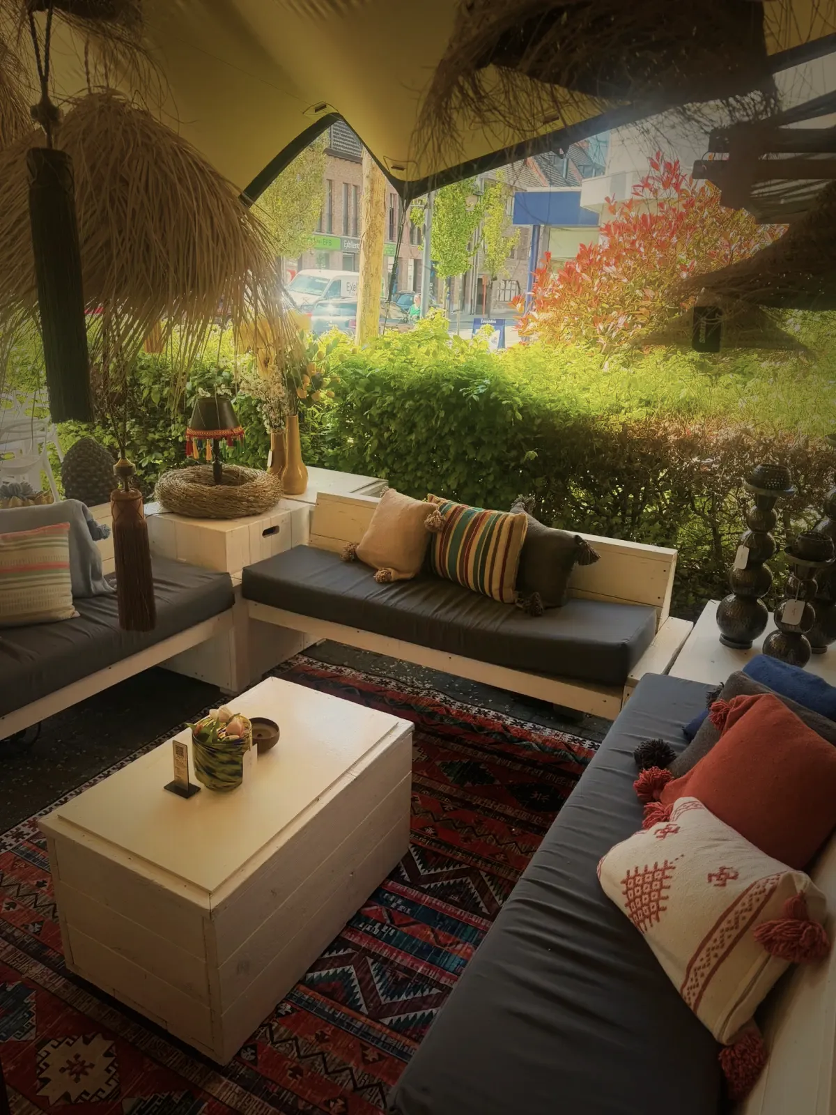 De lounge op het terras, met de kussens en het tapijt